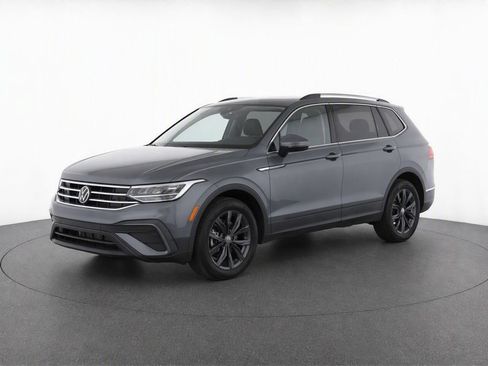 Used 2023 Volkswagen Tiguan SE FWD image 1