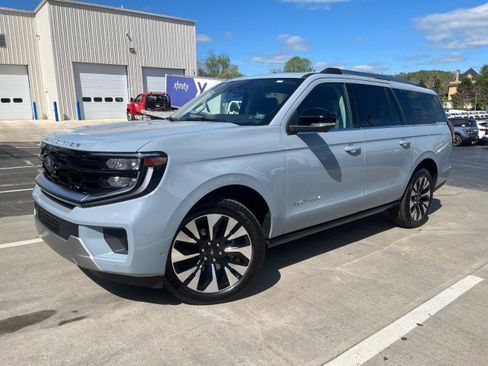 Certified 2025 Ford Expedition Max Platinum w/ Driver's Package AWD/4WD image 28