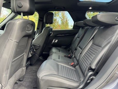 Used 2025 Land Rover Discovery S image 19