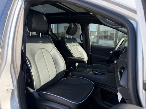 New 2026 Chrysler Pacifica Limited w/ S Appearance Package image 21