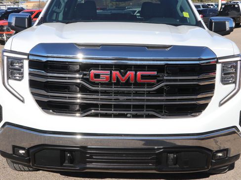 Used 2024 GMC Sierra 1500 SLT image 2