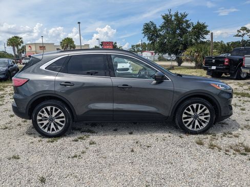 Used 2020 Ford Escape Titanium image 3