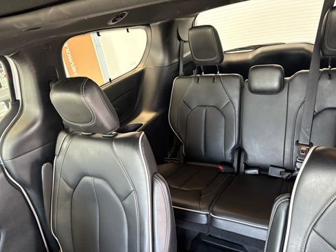 Used 2025 Chrysler Pacifica Limited image 8