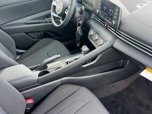 Used 2025 Hyundai Elantra SE image 20