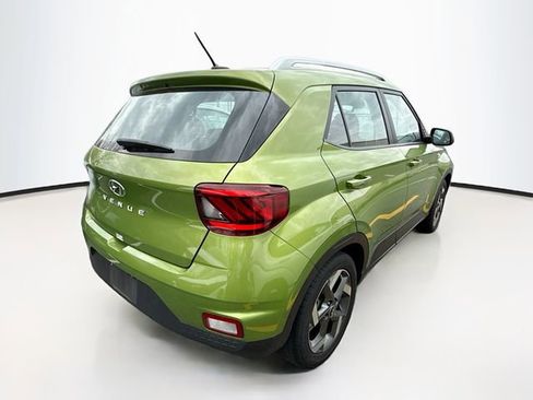 Used 2024 Hyundai Venue SEL FWD image 5