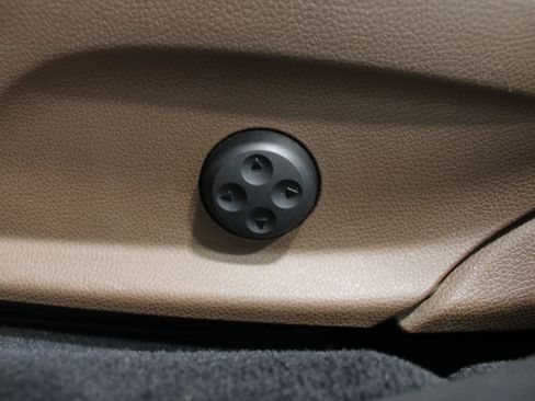 Used 2017 Mercedes-Benz E 300 4MATIC image 4