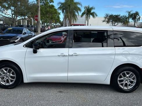 Used 2024 Chrysler Pacifica Touring-L image 4