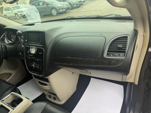 Used 2015 Chrysler Town & Country Touring image 59