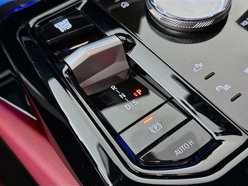 Used 2026 BMW 550e xDrive w/ Premium Package image 21