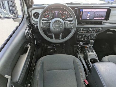 Certified 2025 Jeep Gladiator Sport AWD/4WD image 16