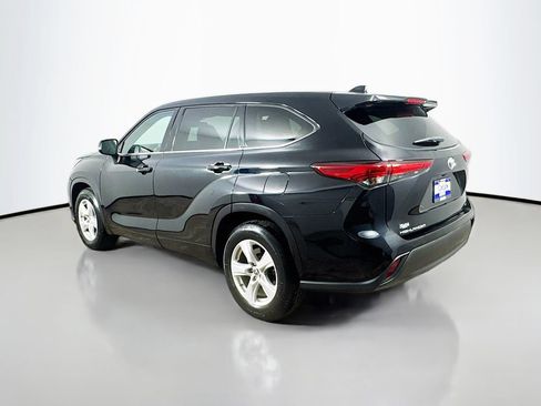 Used 2020 Toyota Highlander LE FWD image 5