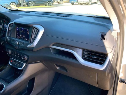 Used 2024 GMC Terrain SLE w/ Elevation Edition FWD image 17