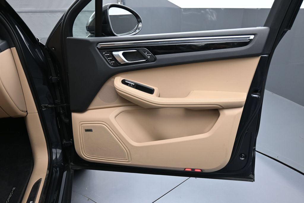 Certified 2026 Porsche Macan AWD/4WD image 29
