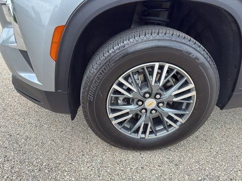 Used 2025 Chevrolet Traverse LT AWD/4WD image 8