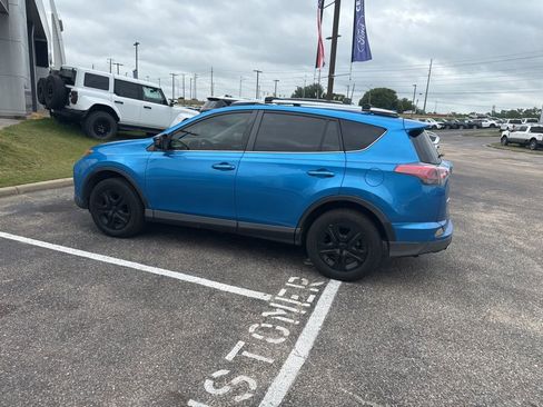 Used 2018 Toyota RAV4 LE FWD image 8
