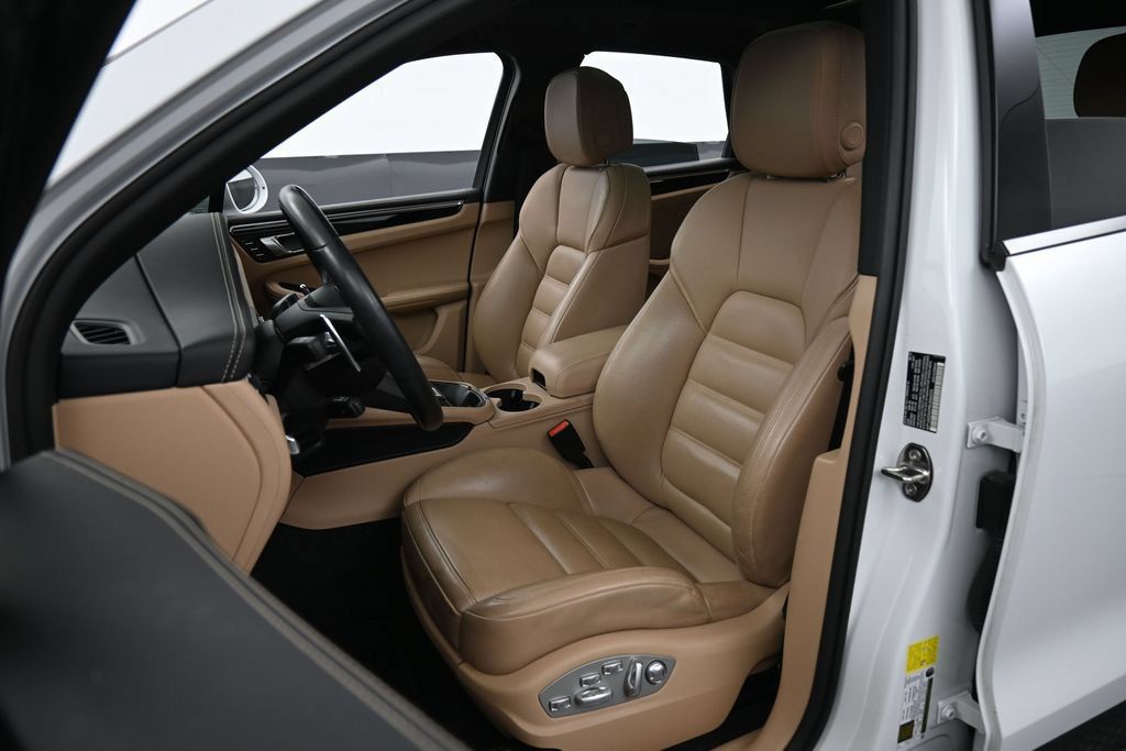 Certified 2024 Porsche Macan S AWD/4WD image 5