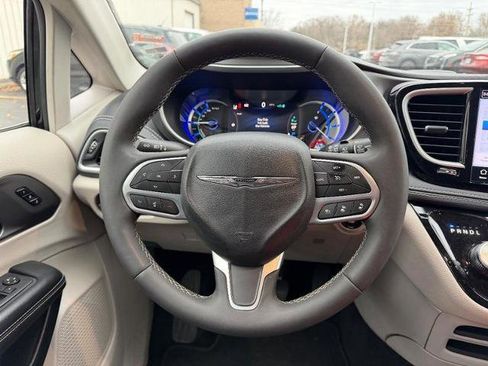 Used 2024 Chrysler Pacifica Limited FWD image 15