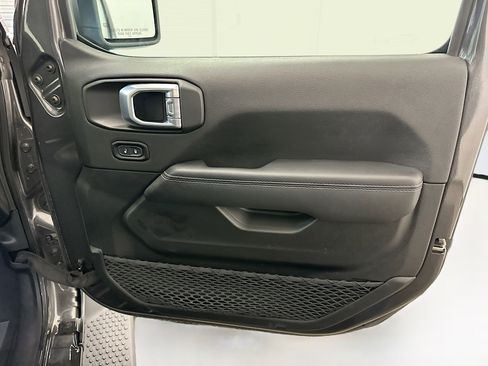 Used 2023 Jeep Wrangler Sahara AWD/4WD image 33