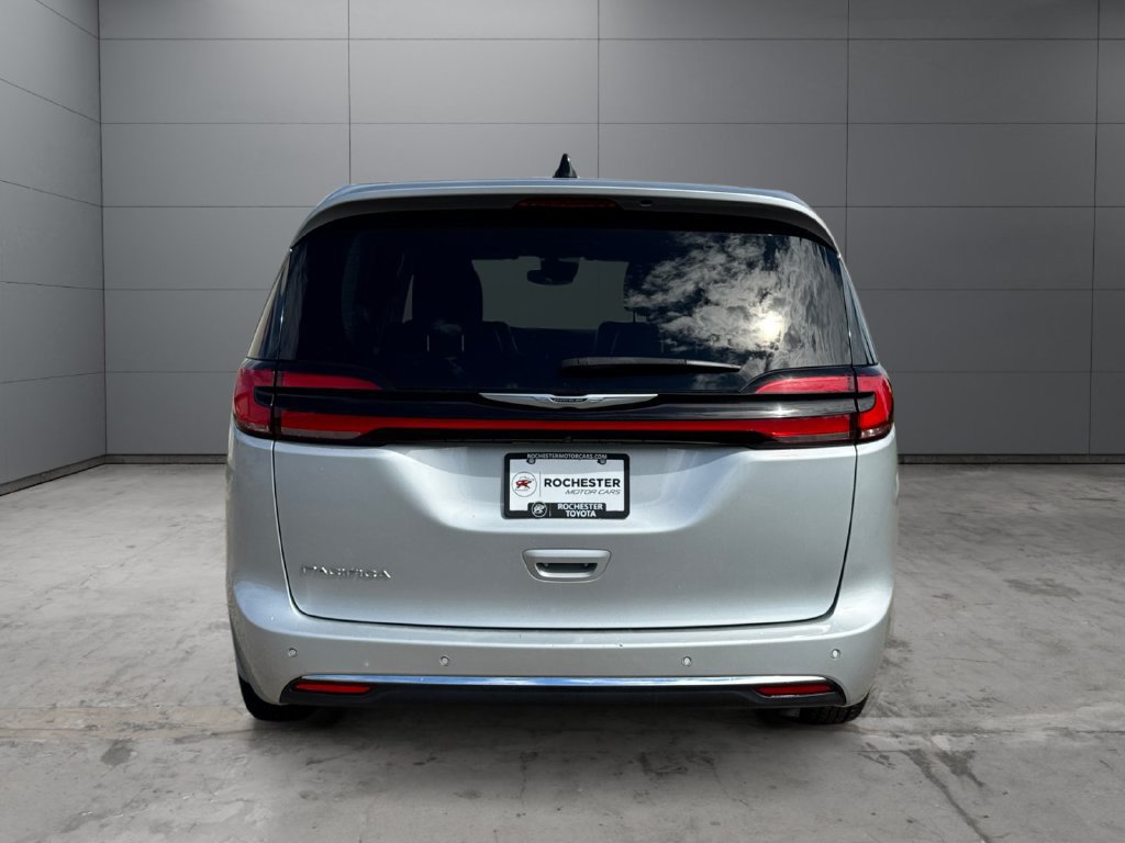 Used 2024 Chrysler Pacifica Touring-L FWD image 4