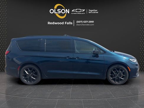 Used 2025 Chrysler Pacifica Limited FWD image 6