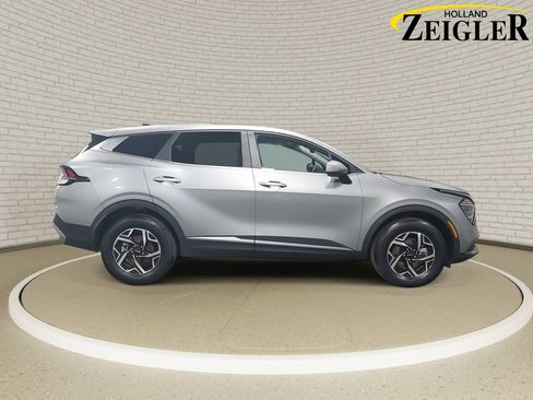 Used 2025 Kia Sportage LX image 4