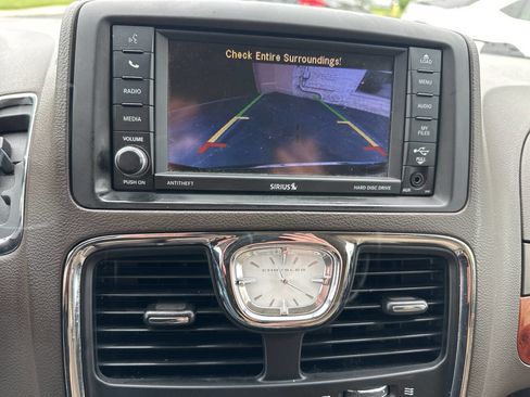 Used 2014 Chrysler Town & Country Touring FWD image 22