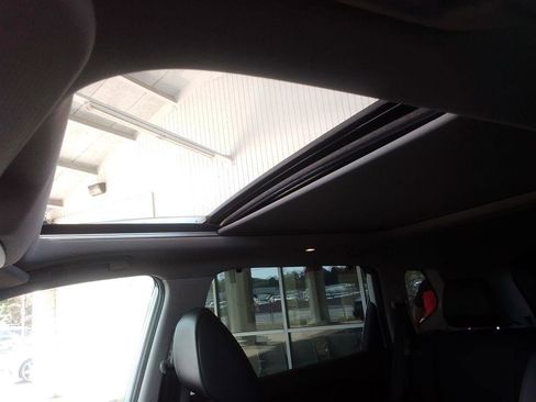 Used 2021 Nissan Rogue SV w/ Premium Package image 16