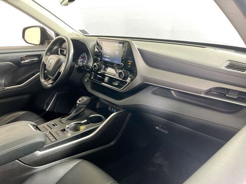 Used 2022 Toyota Highlander XLE image 29