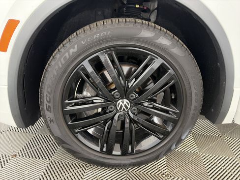 Used 2022 Volkswagen Tiguan SE R-Line AWD/4WD image 13