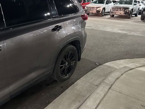 Used 2019 Toyota Highlander SE w/ Nightshade Edition image 5