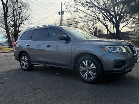 Used 2017 Nissan Pathfinder SV image 4