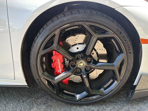 Used 2021 Lamborghini Huracan EVO RWD image 17