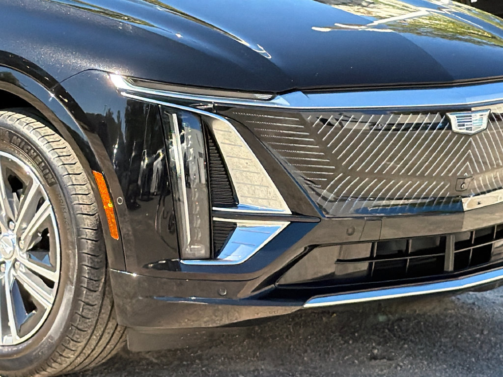 Used 2024 Cadillac Lyriq Luxury AWD/4WD image 2