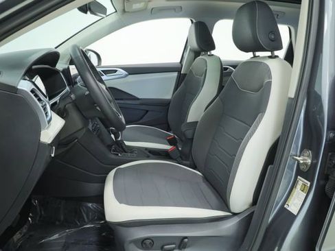 New 2025 Volkswagen Taos SE w/ Panoramic Sunroof Package FWD image 31