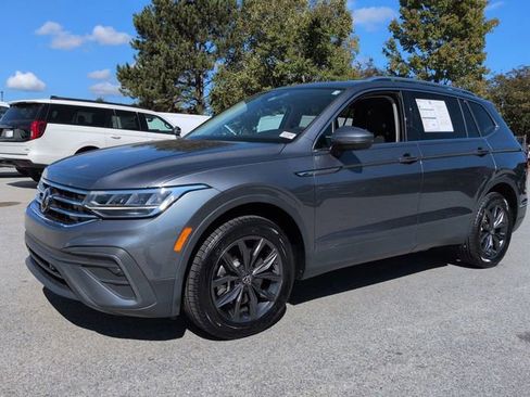 Used 2023 Volkswagen Tiguan SE w/ Panoramic Sunroof Package image 8