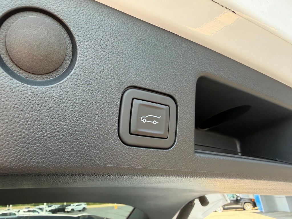 Used 2025 Chevrolet Equinox LT w/ Convenience Package II AWD/4WD image 13