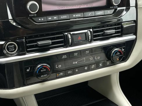 Used 2022 Nissan Pathfinder SV AWD/4WD image 19