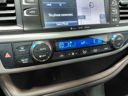 Used 2019 Toyota Highlander XLE AWD/4WD image 34