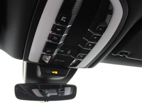 Used 2022 Porsche Macan AWD/4WD image 23