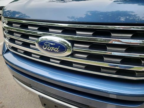 Used 2018 Ford Expedition XLT image 3