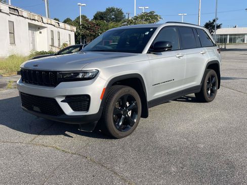 Used 2025 Jeep Grand Cherokee Altitude AWD/4WD image 3