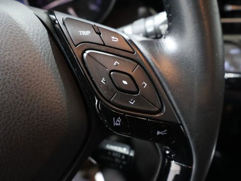 Used 2022 Toyota C-HR XLE image 32