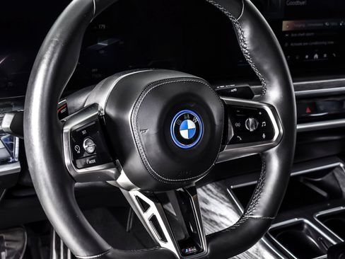 Used 2023 BMW i7 xDrive60 AWD/4WD image 16