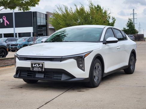 New 2025 Kia K4 LX image 2