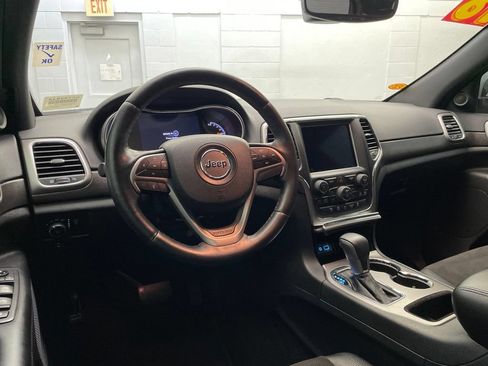 Used 2018 Jeep Grand Cherokee Altitude RWD image 11