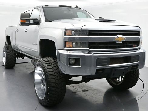 Used 2018 Chevrolet Silverado 2500 LT w/ LT Convenience Package AWD/4WD image 2