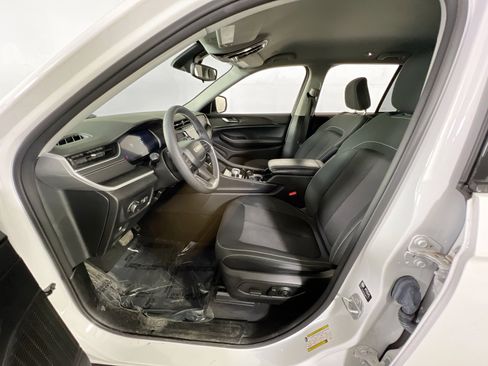 Used 2023 Jeep Grand Cherokee Laredo image 19