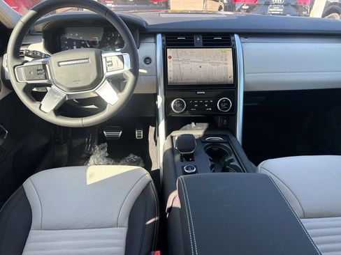 New 2026 Land Rover Discovery Limited Edition image 9