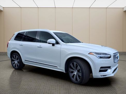 Used 2023 Volvo XC90 B6 Ultimate w/ Lounge Package image 21