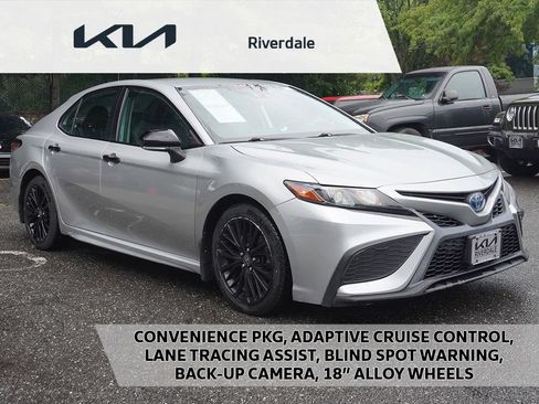 Used 2022 Toyota Camry SE w/ Convenience Package FWD image 1